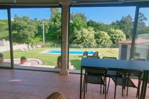 维戈Gran casa pareada con piscina en Vigo. Playa: 9min的一个带桌椅的庭院和一个游泳池