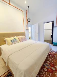 龙运Tamu Beradu Seaview Private Villa 3 Bedroom的窗户客房内的一张大白色床