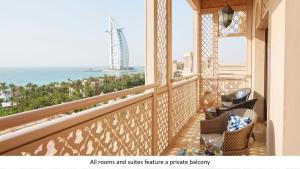 迪拜Jumeirah Al Qasr Dubai的享有海景的空阳台