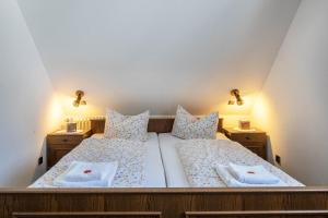 蒂蒂湖-新城Waldesruh的一间卧室设有两张床和两个床头柜