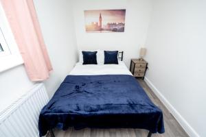 南安普敦Brinton's Road - Modern Studio Apartments in City Centre的一间卧室配有一张带蓝色毯子的床