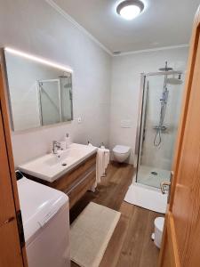 乌马格Apartments Valentina的白色的浴室设有水槽和淋浴。
