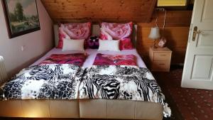 法克湖Ferienhaus Inselweg的一间卧室配有一张带斑马纹床单的床