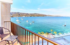 帕尔马诺瓦Leonardo Royal Hotel Mallorca的阳台享有水域和船只的景致。
