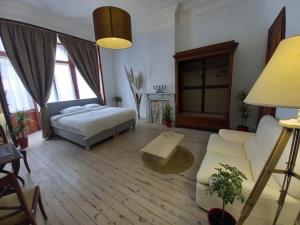 奥斯坦德Villa Stella Maris的一间卧室配有一张床和一张沙发