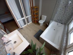 奥斯坦德Villa Stella Maris的一间带水槽、浴缸和卫生间的浴室