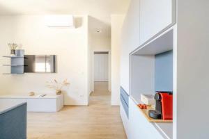 普拉托Appartamento Michelangelo的一间铺有木地板且拥有白色墙壁的厨房