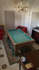 奥里亚Il Casolare Degli Ulivi的客厅配有台球桌