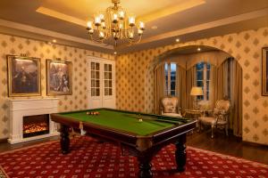 努沃勒埃利耶The Westbury Palace的客厅配有台球桌和吊灯。