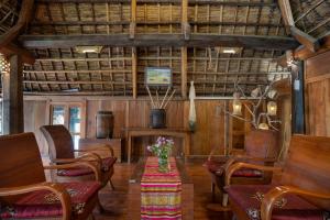 Pu Luong浦项度假村的一间房间,配有椅子和鲜花桌子