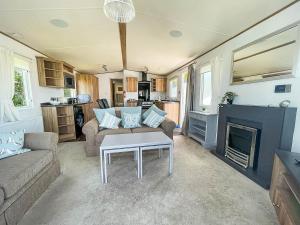 萨克斯曼德姆Beautiful Caravan With Decking At Carlton Meres Holiday Park, Suffolk Ref 60022m的带沙发和壁炉的客厅