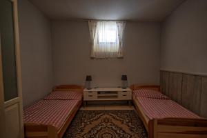 班斯卡 - 什佳夫尼察Hostel Skautský dom的小房间设有两张床和窗户