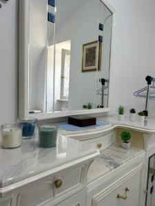 PacentroLa Minicasa的白色的浴室设有水槽和镜子