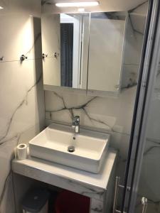 波利克罗诺Casa Real beach的浴室设有白色水槽和镜子
