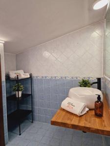 桑格罗堡Sotto un tetto di stelle (La tua Suite al centro)的客房内设有带水槽和卫生间的浴室