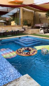 索瓦马Orient Villa-Dead Sea的游泳池,在水里供应两比萨饼
