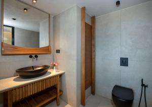 基萨莫斯巴洛斯海滩酒店的一间带水槽和镜子的浴室
