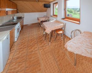 哈沃福卡Dom na okraji obce - Privát Šiškovci的厨房铺有木地板,配有桌椅。