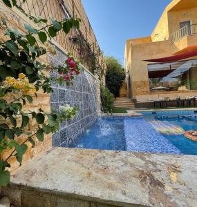 索瓦马Orient Villa-Dead Sea的一座带游泳池和房子的别墅