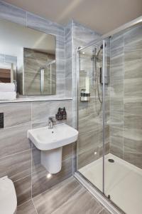 威廉堡嘉瑞森酒店的一间带水槽和淋浴的浴室