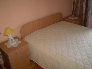 诺维·维诺多尔斯基Apartment in Novi Vinodolski with air conditioning, WiFi, washing machine 3541-4的一间卧室,配有一张床和床头灯