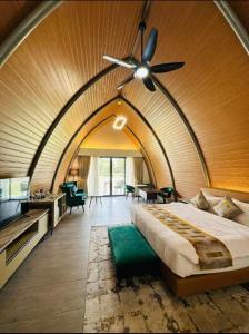 GazipurDream Square Resort的一间卧室配有一张大床和吊扇