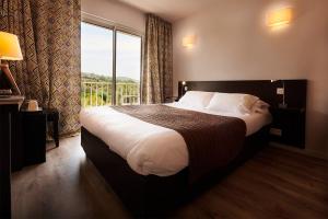 波尔蒂乔Hotel & Appartements Acqua Dolce的一间卧室设有一张大床和大窗户