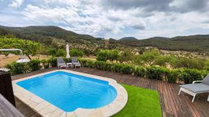 圣何塞德萨塔莱阿Can Pep de San Plana的山景庭院内的游泳池
