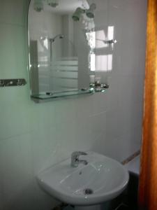 林孔-德拉维多利亚La Kentia的浴室设有白色水槽和镜子