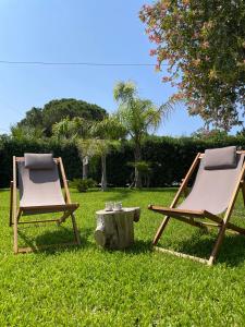 贝瓦尼亚圣彼得Casa Portacrànni的草地上的两把椅子和一张桌子