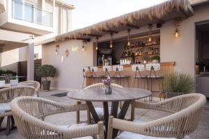 拉加纳斯Vice Hotel的一个带桌椅的庭院和一间酒吧