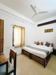 乌代浦White Town By Ashoka Group的一间卧室配有一张床和吊扇