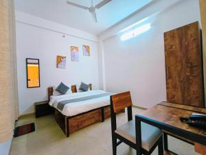 乌代浦White Town By Ashoka Group的一间卧室配有一张床、一张桌子和一张书桌
