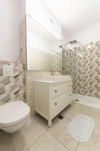 布加勒斯特Eva的白色的浴室设有卫生间和水槽。