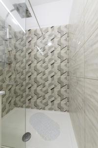 布加勒斯特Eva的带淋浴的浴室和玻璃墙
