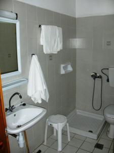 斯卡拉伯塔麦斯Achillion Hotel的一间带水槽、卫生间和淋浴的浴室