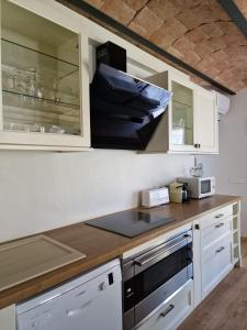 拉维斯瓦尔Turisme Rural Mas Vilà的厨房配有白色橱柜和台面