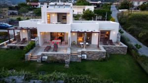卡利斯托斯Ελιάδες - Eliades Apartments的享有白色房屋空中景致,设有天井。