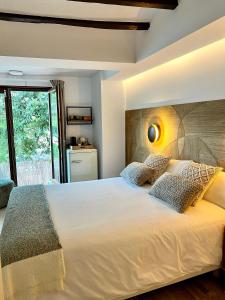 阿尔啼Hostal del vino LA COSTERA的卧室配有一张带两个枕头的大白色床