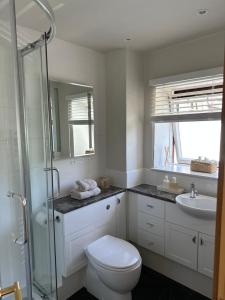 奥赫特拉德Gleneagles Holiday Home Rental的浴室配有卫生间、盥洗盆和淋浴。