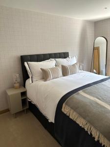 奥赫特拉德Gleneagles Holiday Home Rental的卧室配有一张带白色床单和枕头的大床。