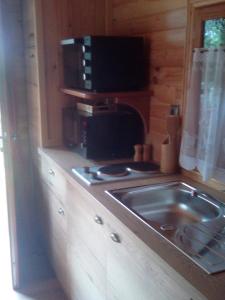 Grainville-YmauvilleLes Insolites de Nini的小厨房配有炉灶和水槽