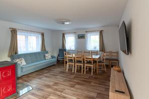 SkutečChaloupka Borůvka的客厅配有蓝色的沙发和桌子