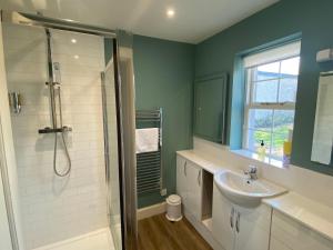 ArnpriorCardross Holiday Cottages的一间带水槽和淋浴的浴室