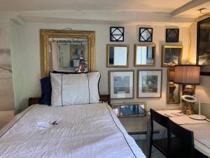 匹兹堡Highland Park Pittsburgh的一间卧室配有一张床、一张桌子和镜子