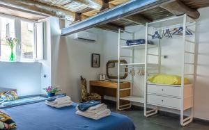 那不勒斯GLIKA APPARTAMENTO NAPOLETANO的一间卧室配有双层床和镜子