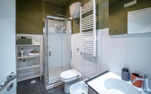 那不勒斯GLIKA APPARTAMENTO NAPOLETANO的带淋浴、卫生间和盥洗盆的浴室