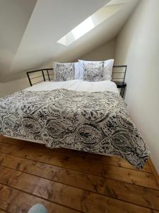 布拉格CE Apartment Prague Castle的一间卧室配有一张带黑白色棉被的床