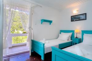 BrusjeStiniva Bay - Hvar Villa的带窗户的客房内的两张床