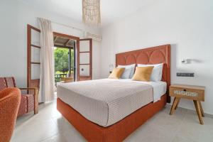 斯基亚索斯镇马尔吉公寓的一间卧室设有一张大床和一个窗户。